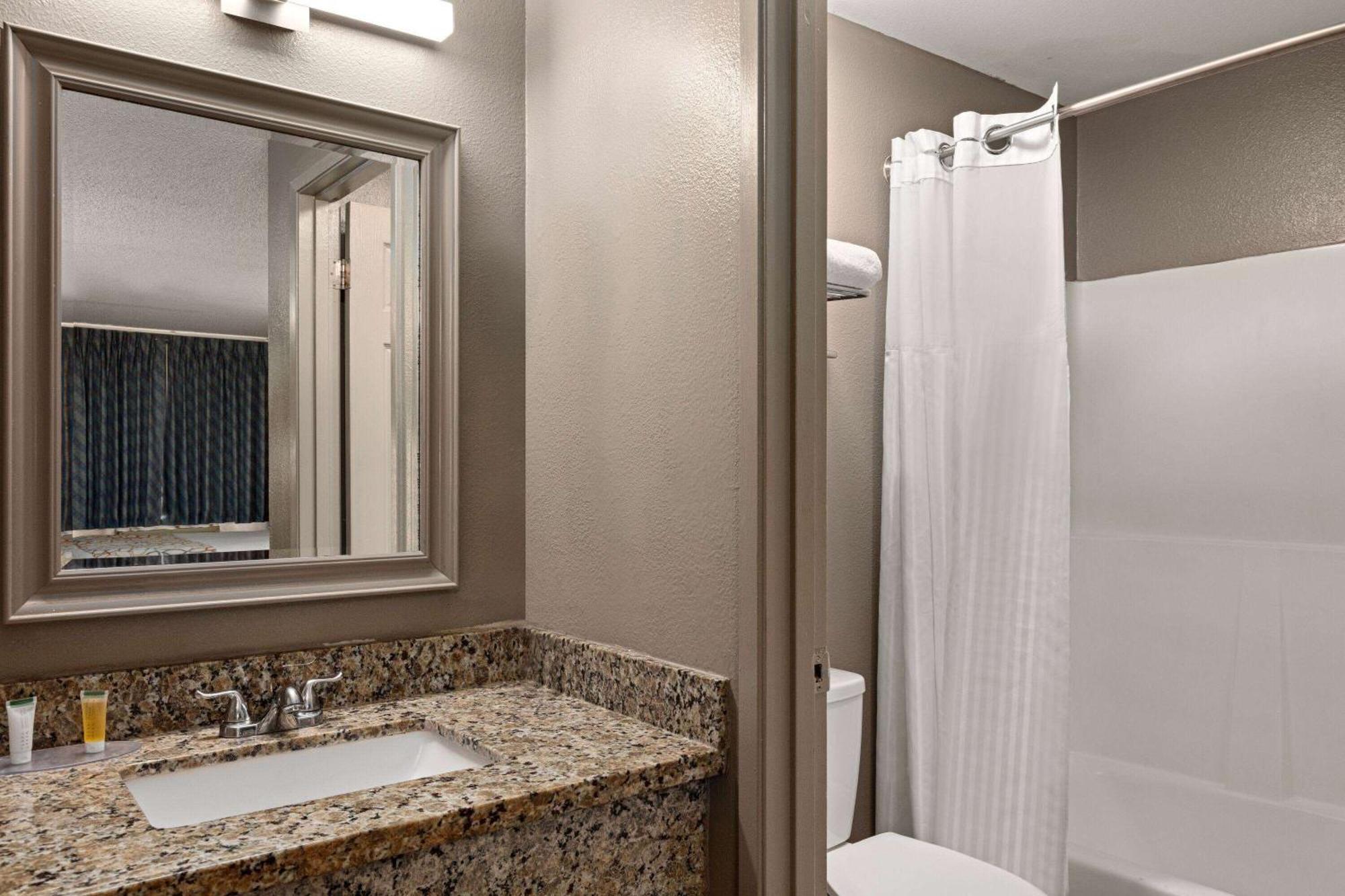 Days Inn By Wyndham Lakewood South Tacoma Zewnętrze zdjęcie