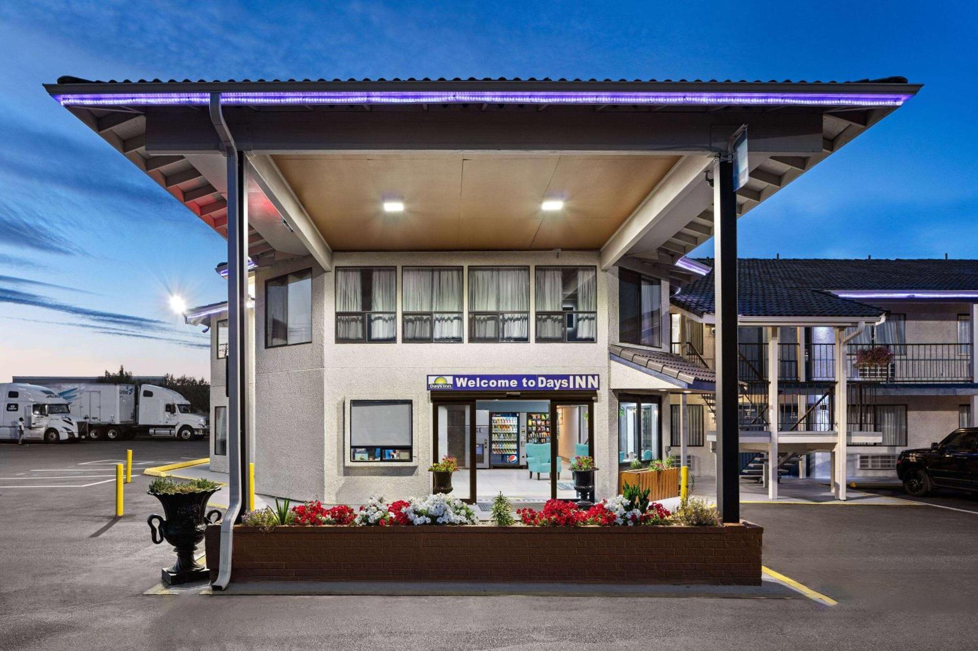 Days Inn By Wyndham Lakewood South Tacoma Zewnętrze zdjęcie